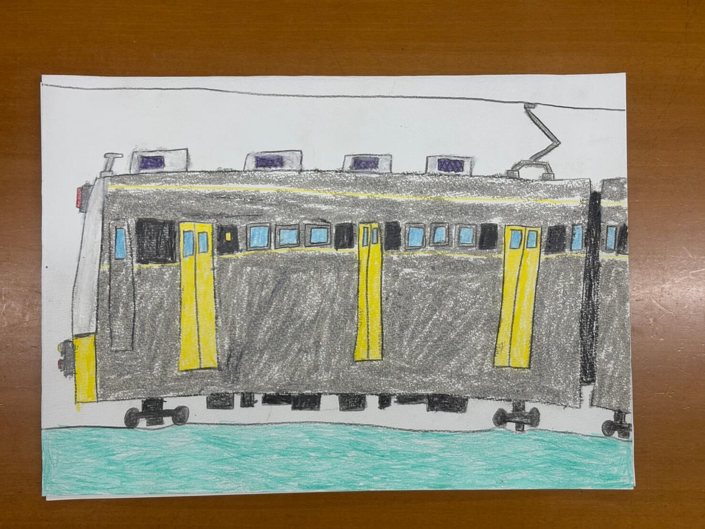 シルバーの電車 [作者:牧野裕助]